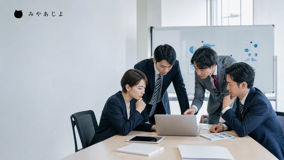 BtoB企業のマーケティングと営業担当者が見込み客情報を引き継ぐイメージ