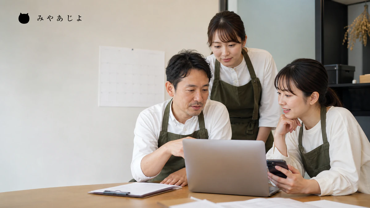 店舗スタッフが営業時間や写真、口コミ対応の運用を確認するイメージ