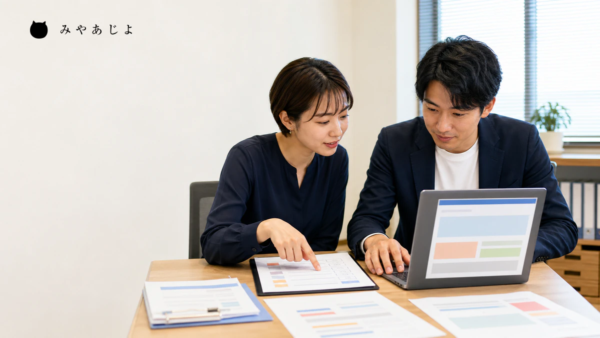 会社担当者と更新代行担当者が依頼票と公開前の画面を確認するイメージ