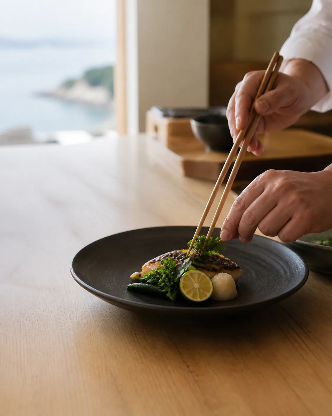 阪南市の飲食店で地元の魚料理を仕上げる様子