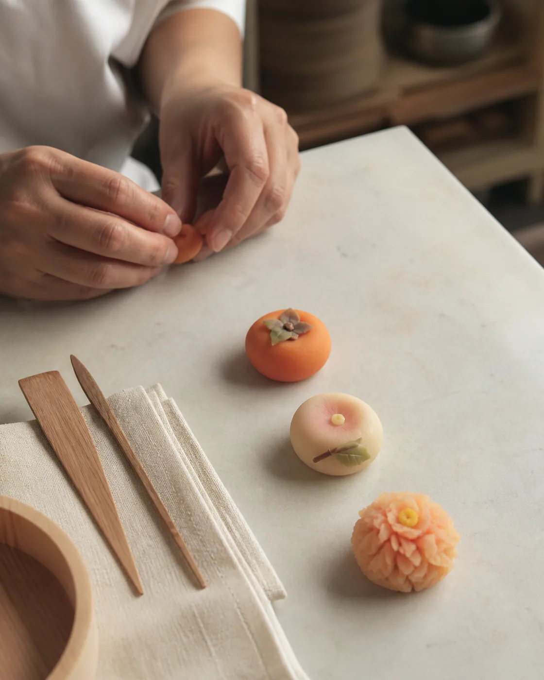 岸和田市の食品工房で季節の和菓子を作る様子