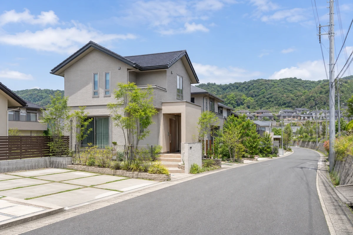 丘陵と緑が見える大阪狭山市周辺の住宅地に建つ戸建て住宅