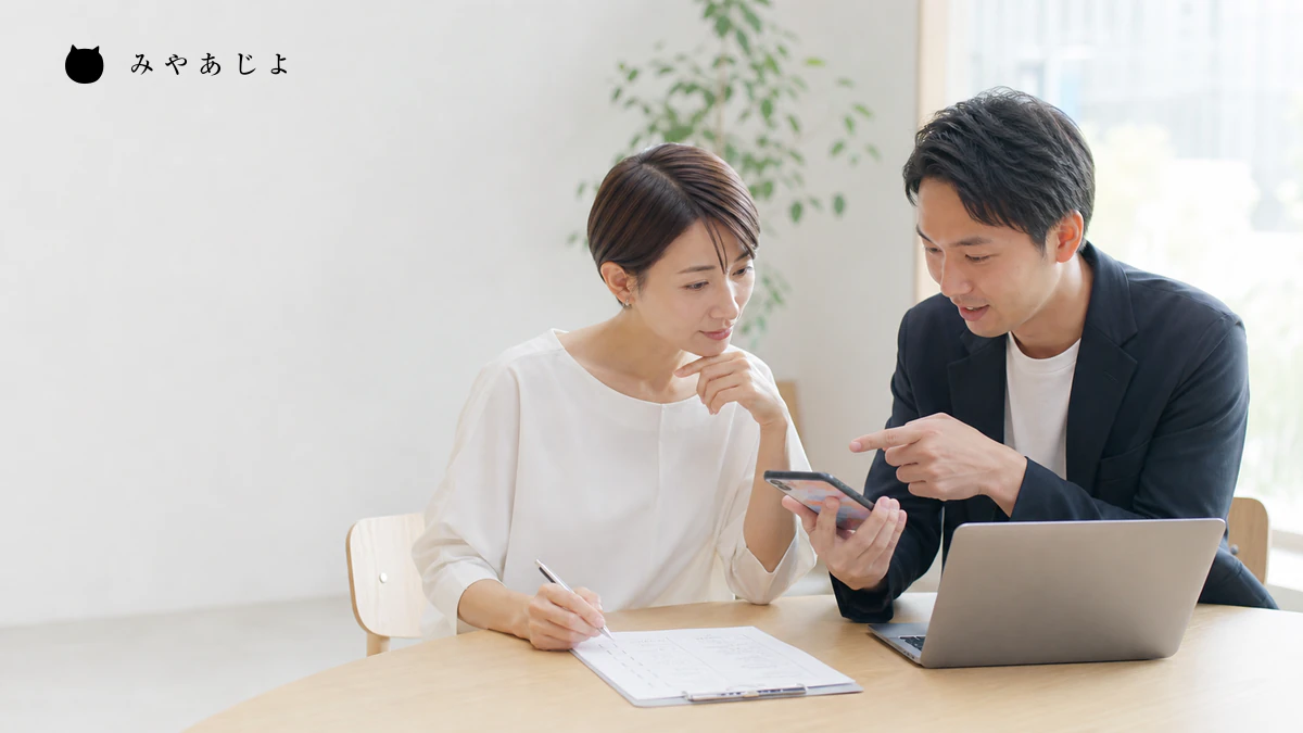 担当者がスマートフォンで公開前のホームページを確認するイメージ