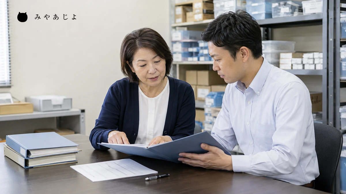 架空の老舗企業で異なる経験の担当者が記録の整理方法を話し合う編集イメージ