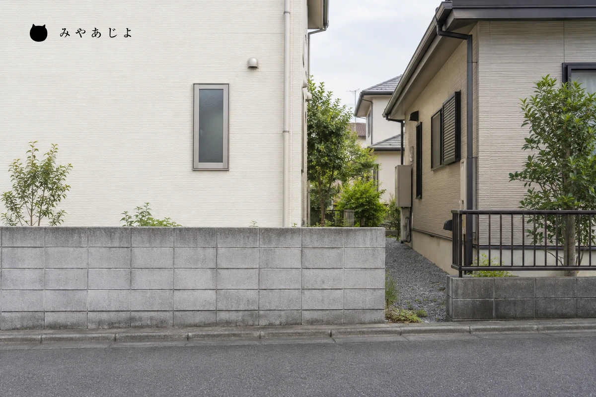 建物と道路側の位置関係を説明する住宅街