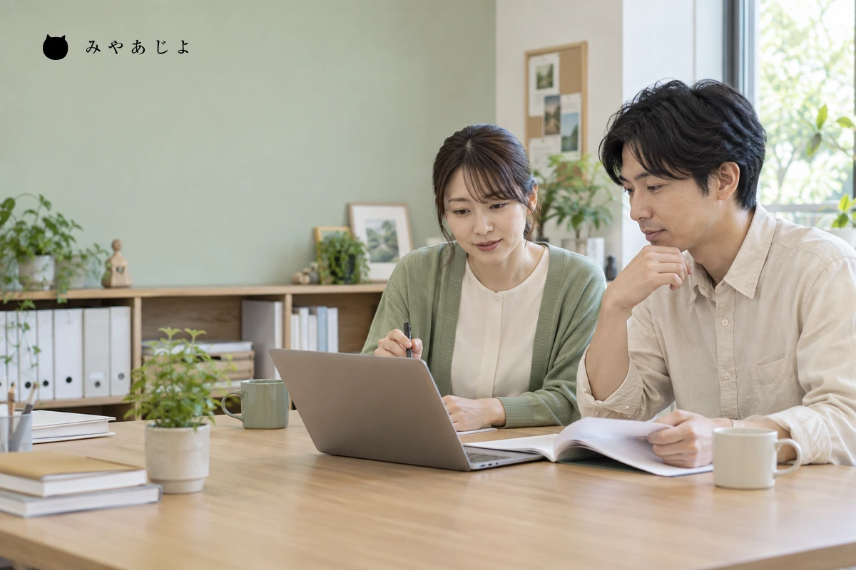 活動報告の原稿と資料を確認する団体担当者