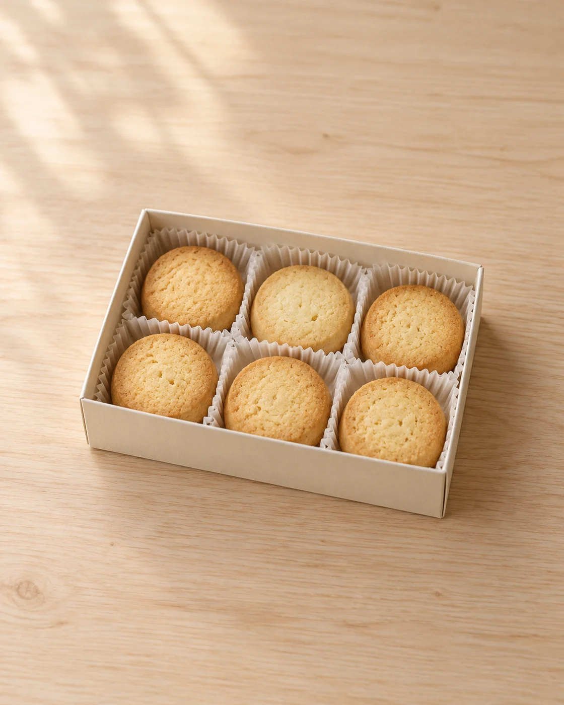 紙箱に丸い焼き菓子6枚を並べた生成イメージ