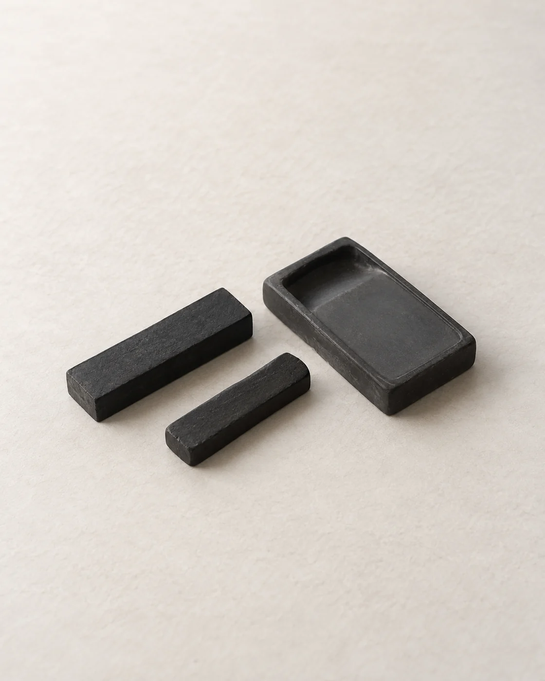 黒い墨2本と硯を並べた生成イメージ