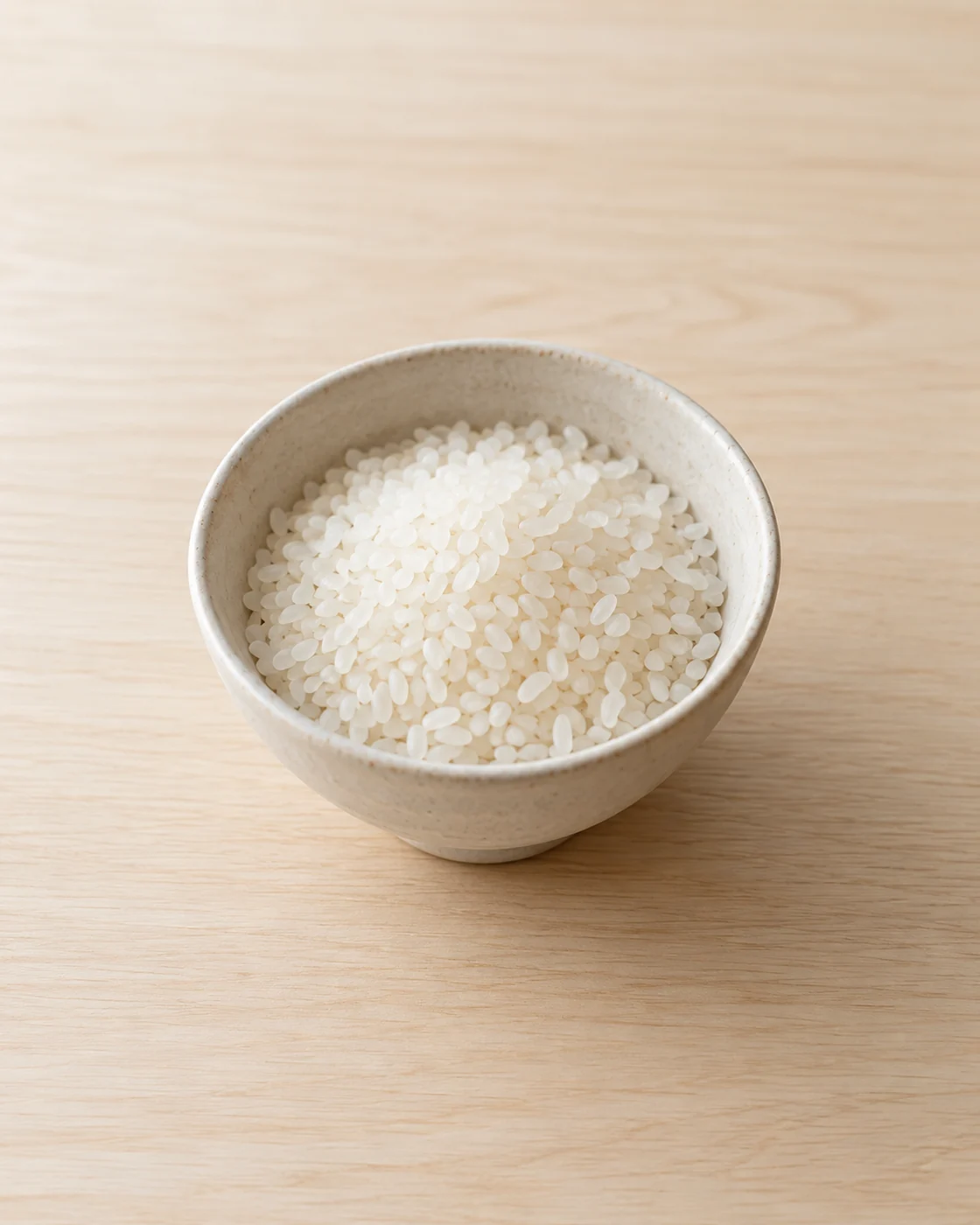 生成り色の器に入れた炊く前の白米の生成イメージ